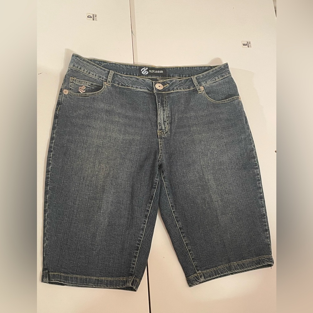 ROCAWEAR JEAN SHORTS. SILVER THREAD LOGO. WOMEN’S SIZE 20. BLUE, DARK WASH.